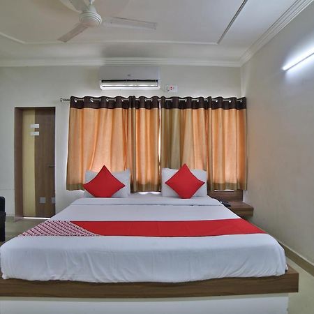 Oyo 41929 Hotel Loyal Residency Jamnagar Exterior photo